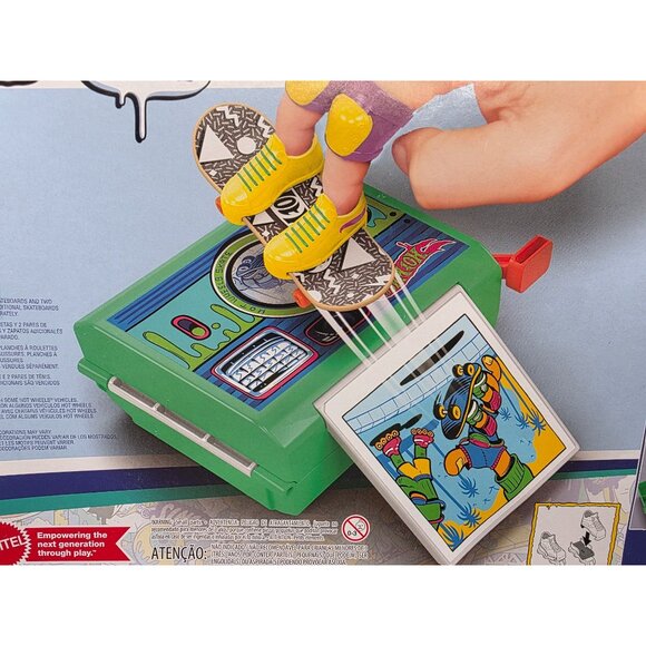 Hot Wheels Skate 90s Rewind & Grind Pack Fingerboard Playset - Picture 5 of 6